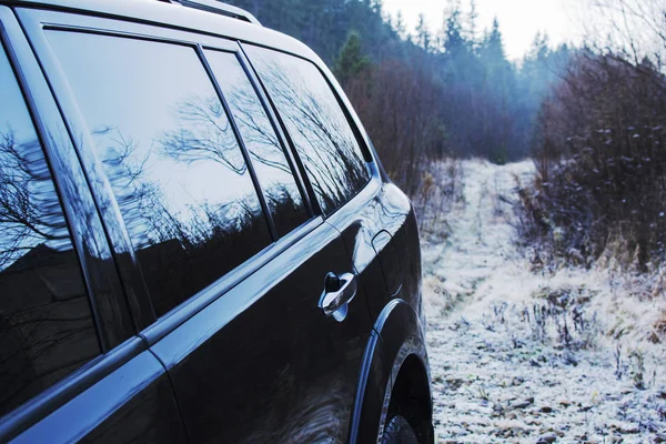 Kış yolundaki araba karla kaplı bir ormanda. Alt görünüm — Stok fotoğraf