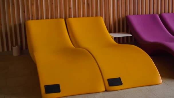 Chaise Longue Uitzicht Een Serie Chaise Longue Gestoffeerde Indoor Spa — Stockvideo