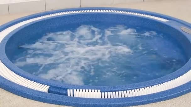 Spa Jacuzzi Com Bolhas Com Fundo Cor Azul Bonita Banheira — Vídeo de Stock