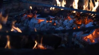Şöminenin içinde yanan odunların odağı. Şöminede yanan odunların etrafında ateş oynuyor.