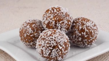 Enerji Topları. Adım adım yemek tarifi. Eller enerji toplarıyla dolu bir tabak alır..