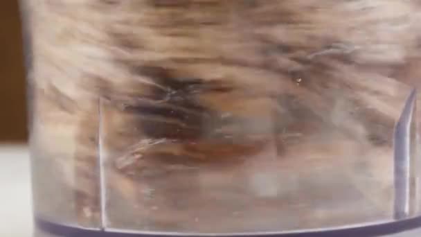 Des boules d'énergie. Étape par étape recette cuisson. Les ingrédients sont mélangés dans un bol mélangeur. Curseur latéral 