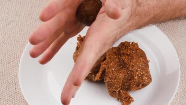 Enerji Topları Adım Adım Yemek Tarifi Erkeklerin Elleri Topu Yuvarlar — Stok video