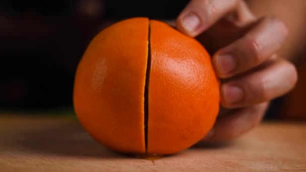 Laranja Fresca Receita Faca Fatias Mão Laranja Suculenta Uma Placa — Vídeo de Stock