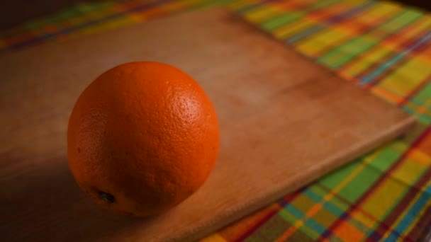Orange fraîche. Recette. Fruits oranges sur la table se déplaçant latéralement .