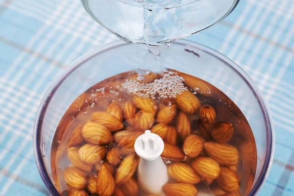 Somun sütü yapmak için sırılsıklam badem ile blender. Süt içermeyen, laktoz Vegan sütü yok.