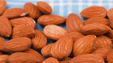 Fındıklı badem, yakın çekim. Mineral ve vitamin açısından zengin bir ürün. Badem bir dikişte döner. Badem taneleri dönüyor. Ceviz güneş ışınlarının altında uzanıyor. Makro