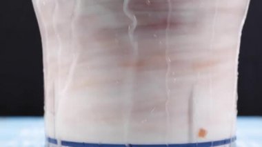 Badem sütü mikserde pişirilir. Yakın plan..