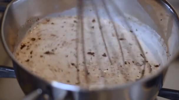 巧克力碎屑用牛奶搅拌在一个碗里 — 图库视频影像
