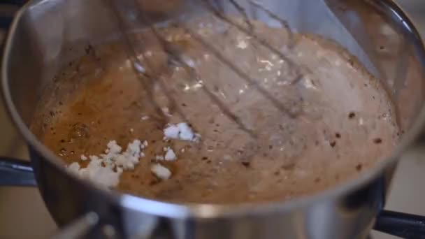 Порошковий Цукор Змішується Гарячому Молоці Шматочками Шоколаду — стокове відео