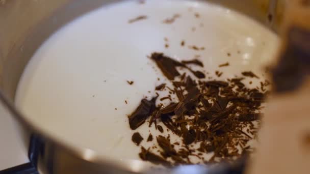 Briciole Cioccolato Fondente Vengono Versate Una Casseruola Con Latte Riscaldato — Video Stock