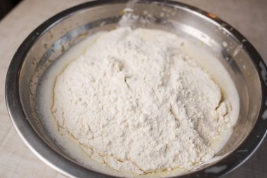 Demir kasenin üstünde hamur ve un..