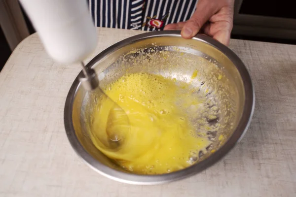 Proces Mlácení Vajíček Železné Míse Kuchyňském Stole — Stock fotografie