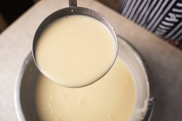 Pfannkuchenteig Einer Schöpfkelle Blick Von Oben — Stockfoto