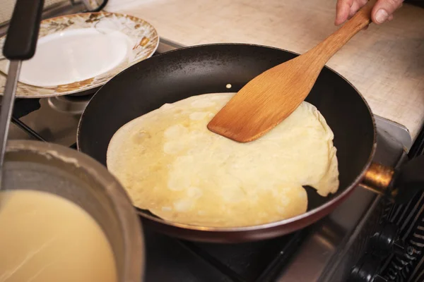 Процесс Приготовления Блинов Горячей Сковороде — стоковое фото