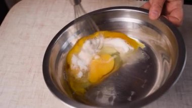 Cam kasede yumurta ve şeker çırpıyoruz..