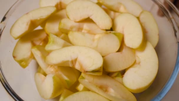Een close-up van verse sinaasappel- en groene appelmoes van verse biologische levensmiddelen — Stockvideo