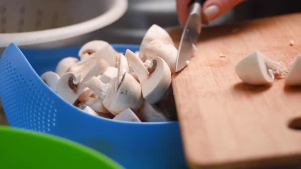 Mãos de mulher jovem cortando cogumelos — Vídeo de Stock