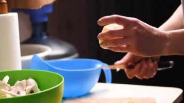 Kadın eli bıçakla patates soyarken