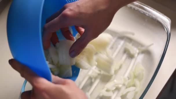 Цибуля на обрізаній дошці. Жінка руки з ножем зрізає цибулю на обрізаній дошці . — стокове відео
