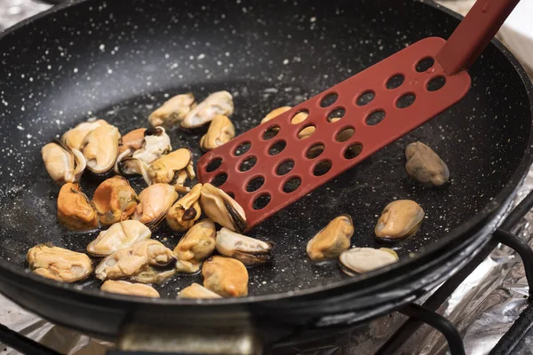 Cooking Mussels Frying Pan Kitchen Stove — Stock Photo, Image