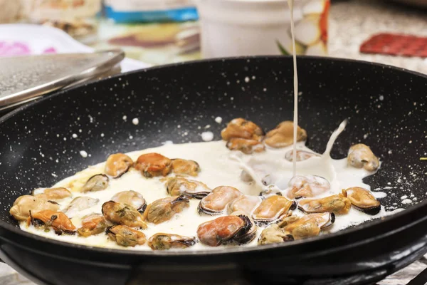 Preparation Pan Mussels White Cream Sauce — Stock Photo, Image