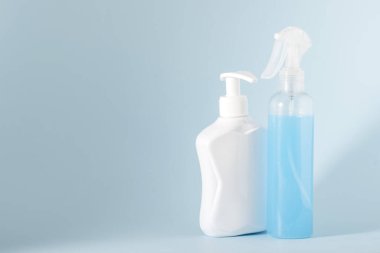 Antiseptik, dezenfektan, tıbbi eldiven, maske - mavi arka plandaki salgın sırasında kişisel koruyucu ekipman ve hijyen