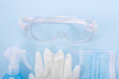 Coronavirus COVID-19 önleme seti, tıbbi cerrahi maskeler, el hijyeni için gözlük ve el dezenfektanı jeli. ealth bakım konsepti.