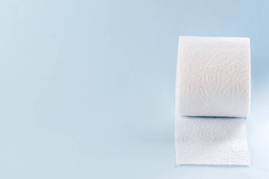 Mavi arka planda tuvalet kağıdı rulosu