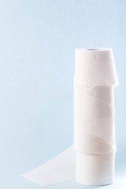 Mavi arka planda tuvalet kağıdı ruloları