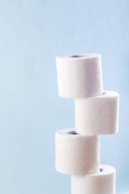 Mavi arka planda tuvalet kağıdı ruloları
