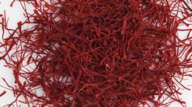 Safran iplikler üst görüş alanını kapatın. Yemek arkaplanı. Gastronomi konsepti, organik gıda. Makro kurutulmuş çiçekler ve safran yaprakları.