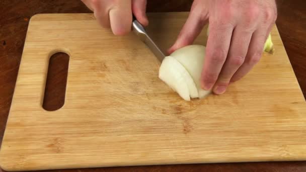 Messer Zwiebel Schneiden Halbe Zwiebelringe Bogen Zum Braten Die Hände — Stockvideo