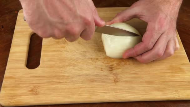 Ніж Ріжуча Цибуля Кубики Цибулі Лук Смаження Руки Кухаря — стокове відео