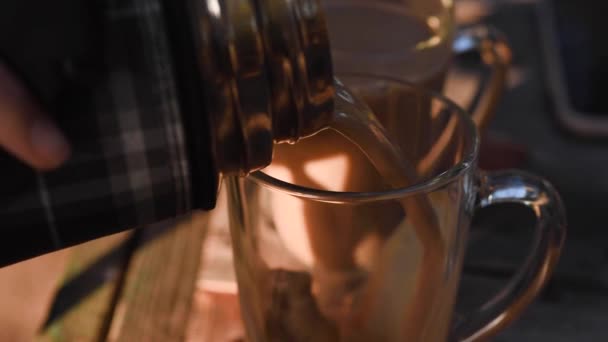 Les Mains Féminines Versent Café Thermos Dans Une Tasse Verre — Video