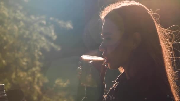 时尚的女性在公园里喝热咖啡 日落背景 — 图库视频影像