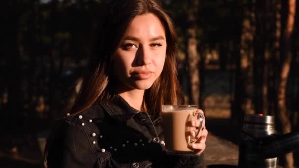 Stylowe Kobiety Piją Gorącą Kawę Promienie Słońca Jego Twarzy — Wideo stockowe