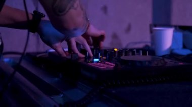 Uzaktan kumandanın arkasındaki DJ.