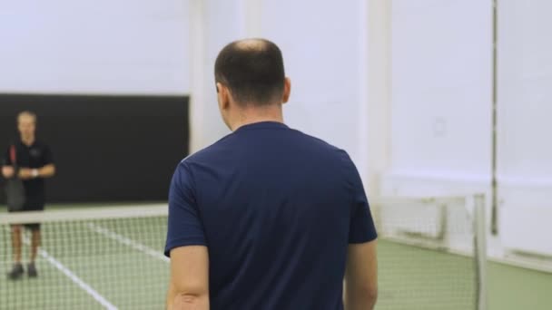 Vriendelijke concurrentie. Vrienden op de tennisbaan. — Stockvideo