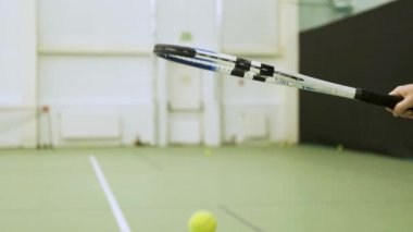 Tenis topu zıplıyor. Raketle ısınma turu.