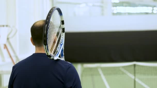 Sportler geht mit Tennisschläger — Stockvideo