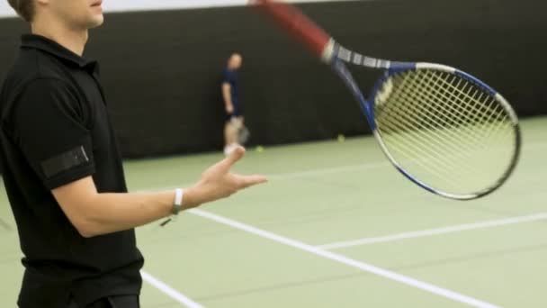 Ein Trick mit einem Schläger. Aufwärmen vor dem Spiel. — Stockvideo