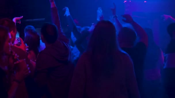 Mensen dansen. Blauwe verlichting. Nachtclub. — Stockvideo