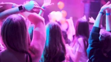 İnsanlar sahnede dans eder. Eller yukarı!.