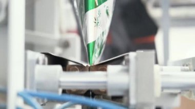 Paketleme makinesi. - Yakın çekim. Üretim. Baharat