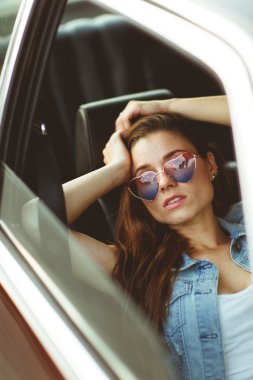 Araba, renkli fotoğraf oturan güneş gözlüklü genç kız