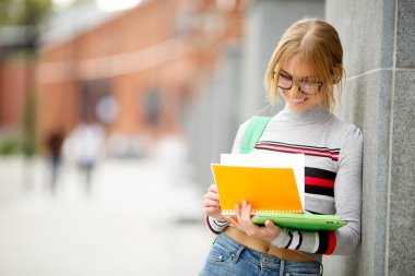 kitap okuma gözlük gülümseyen sarışın