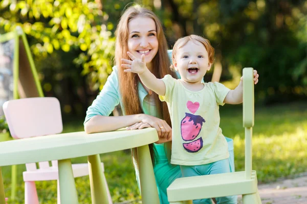 Anne ile kızı Parkı Çocuk mobilya — Stok fotoğraf