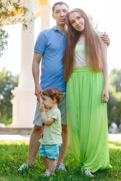 Jeune famille avec petit enfant dans le parc — Photo