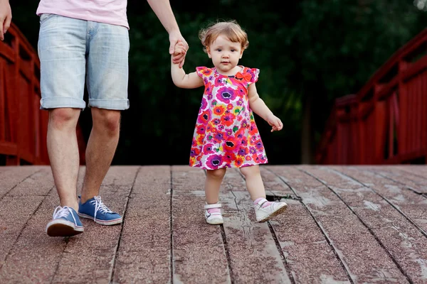 A kislány megy a kezében, apa híd — Stock Fotó